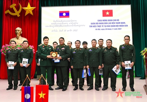Đoàn cán bộ Quân đội nhân dân Lào thăm, trao đổi kinh nghiệm tại Báo Quân đội nhân dân